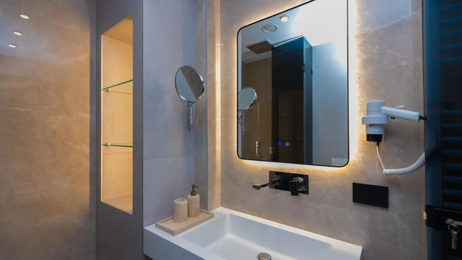 Diora'S Hotel And Apartments Vlore 5*,